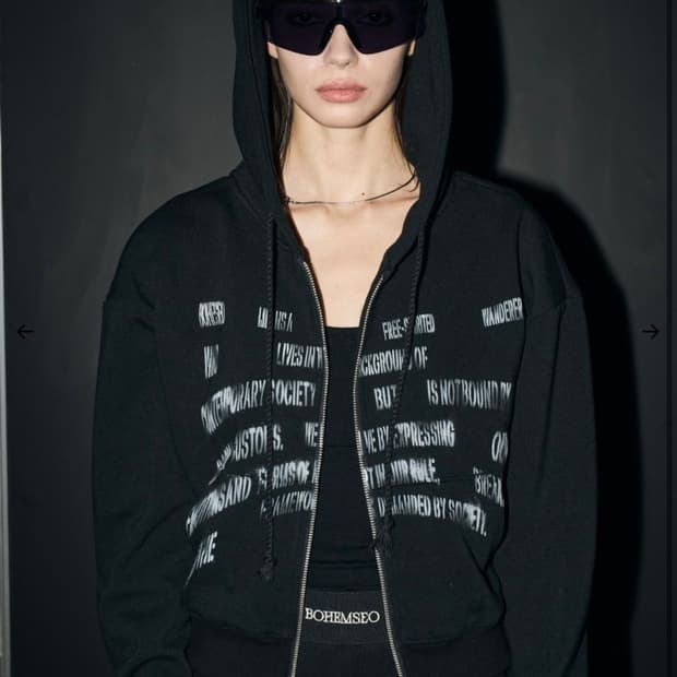 보헤미안서울 크롭 후드집업 SPRAYED LETTERING