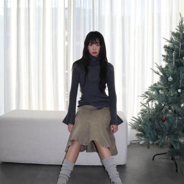 르에브 버튼 폴라 니트 탑 차콜