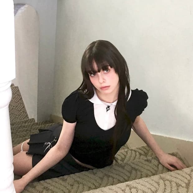위스페어리 카라 반팔티