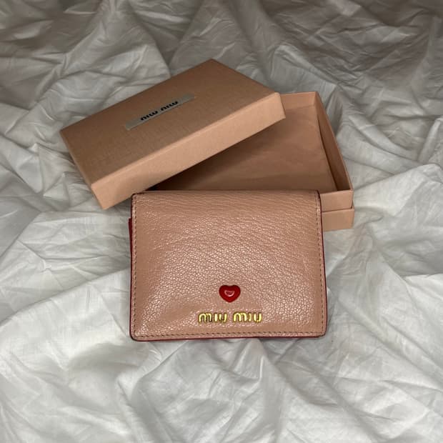 미우미우 하트 로고 레더 반지갑