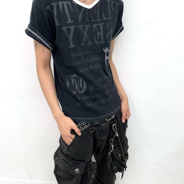 Wild life lettering detail top