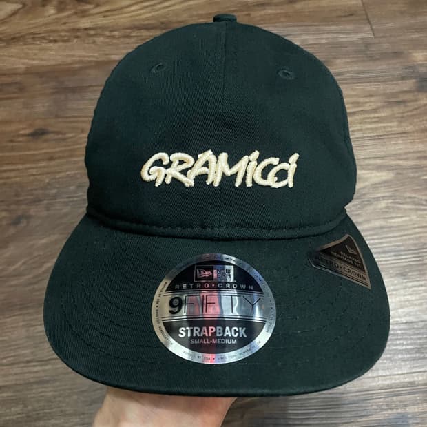 뉴에라 그라미치 레터링 볼캡 스트랩백 블랙