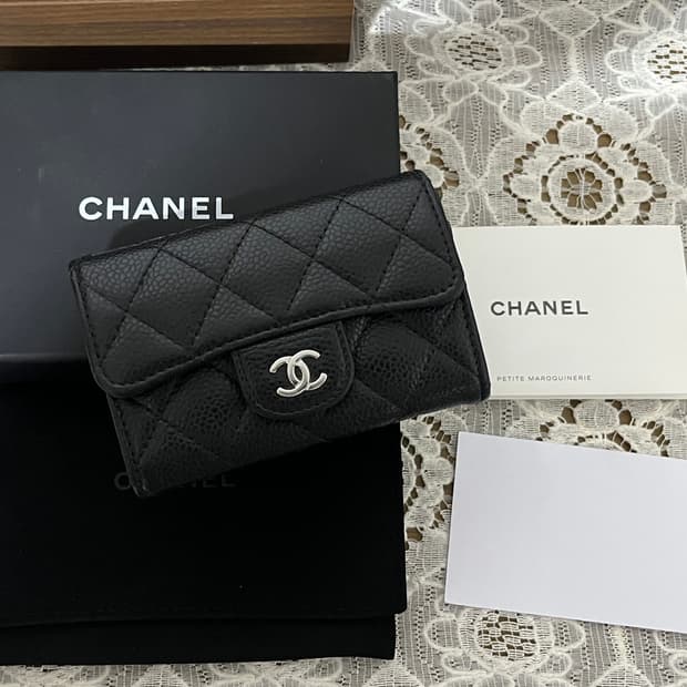 샤넬 클래식 카드 지갑 그레인드 카프스킨 & 실버 메탈 블랙