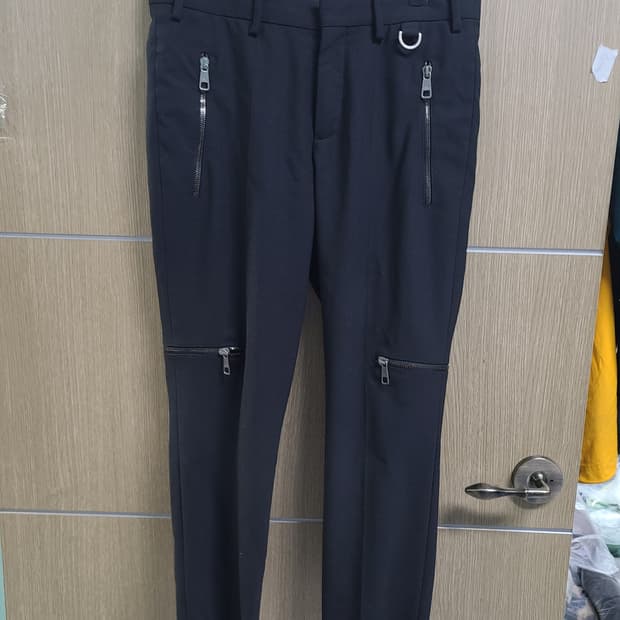 닐바렛 블랙 색상 지퍼 디테일 슬랙스