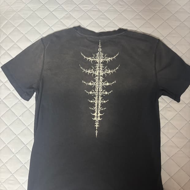 아캄 dirty spray bone half top (black)