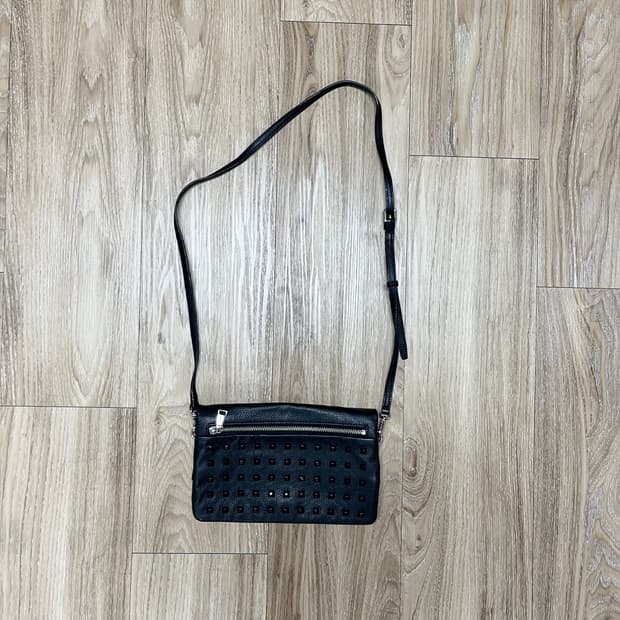 앤 클라인 스터드 소가죽 크로스백