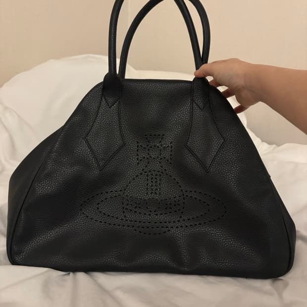 비비안웨스트우드 펀칭 ORB 로고 야스민 토트백