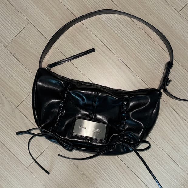 마뗑킴 하프 셔링 리본 라운드 백 블랙