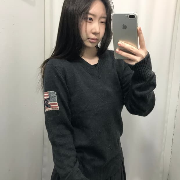 폴로진스 성조기 패치 브이넥 니트