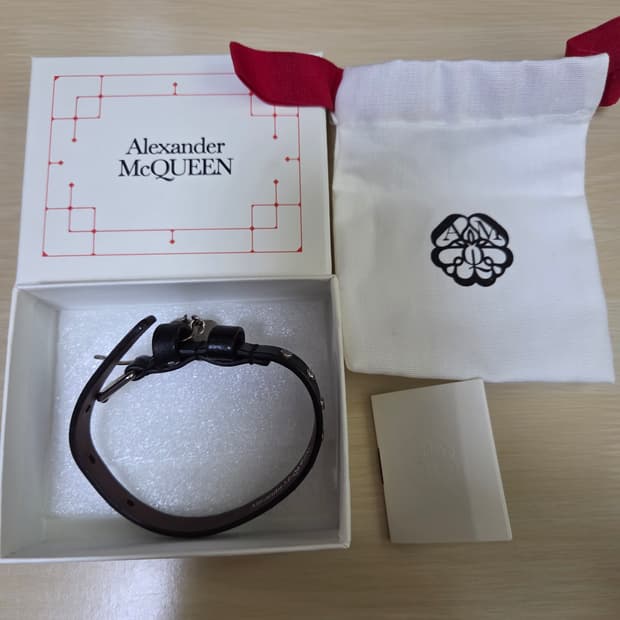 알렉산더맥퀸 실버 브레이슬릿 스컬팔찌