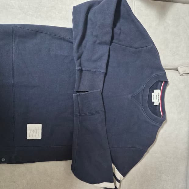 톰브라운 4선완장 맨투맨