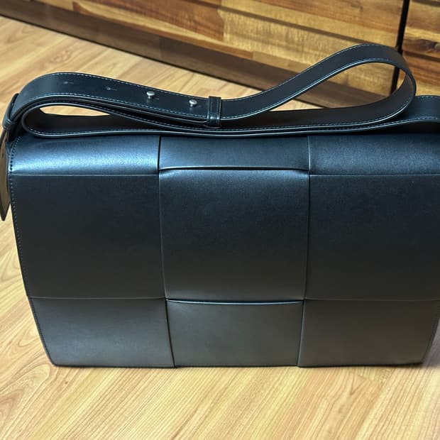 [정품] 보테가베네타 레더 카세트 크로스바디백 블랙