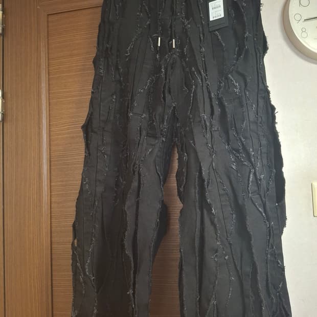 (82) 송지오 어시메트릭 플리츠 데님 블랙
SH5PT731BK