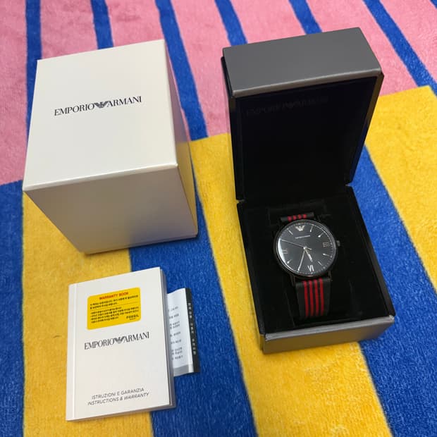 엠포리오 아르마니 블랙 다이얼 패브릭 스트랩 시계
