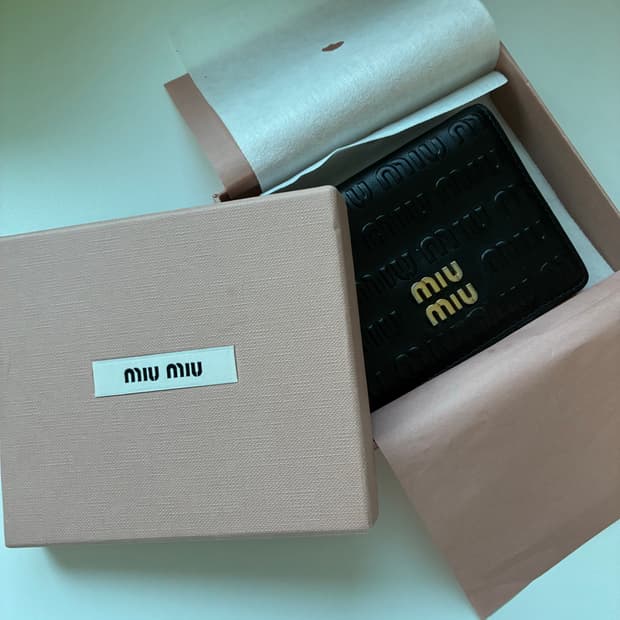 미우미우 반지갑 소프트칼프로고