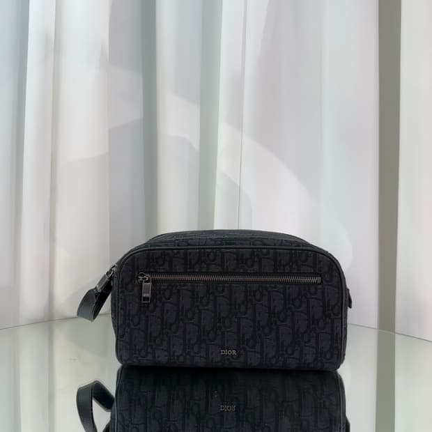 디올 토일레트리 백 블랙 오블리크 자카드
2ESCA494YKY-H03E 