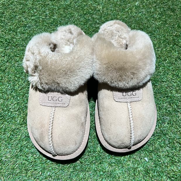 Ugg 슬리퍼 260입니다.