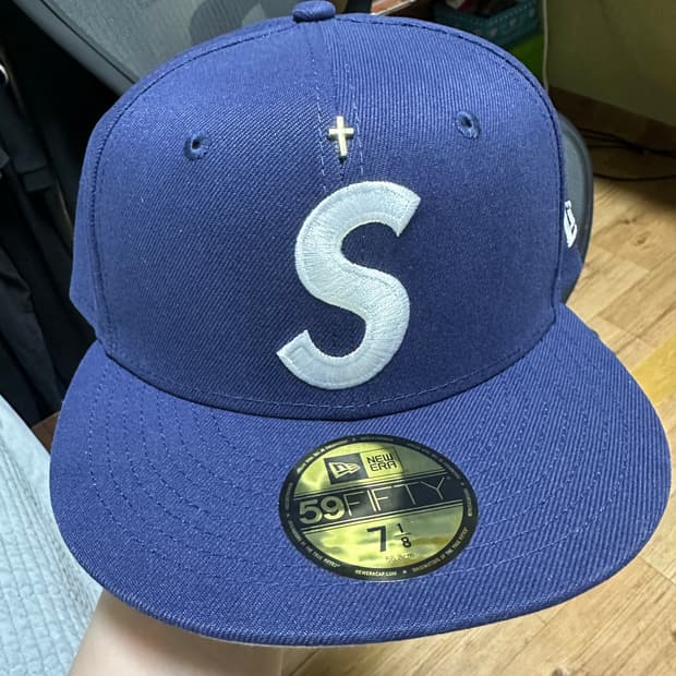 슈프림 뉴에라 골드 크로스 스냅백 1/8