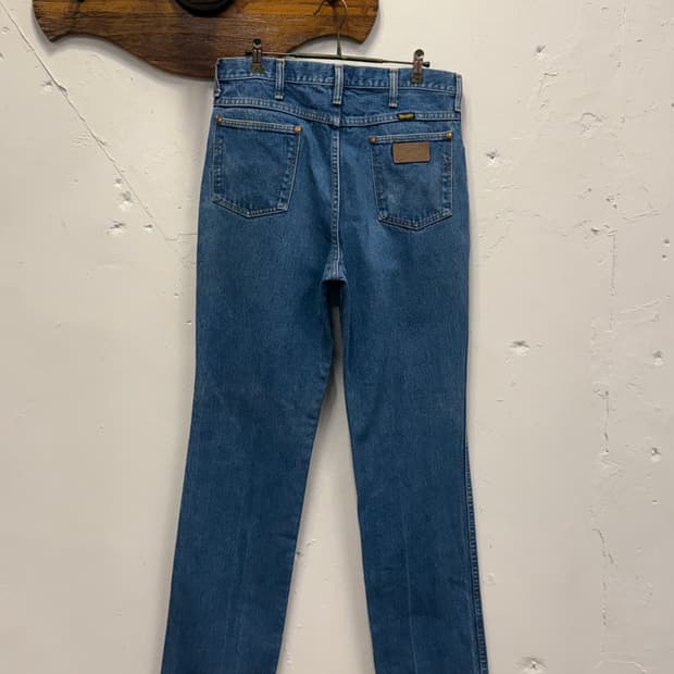 32) 90s USA Wrangler Straight Jeans