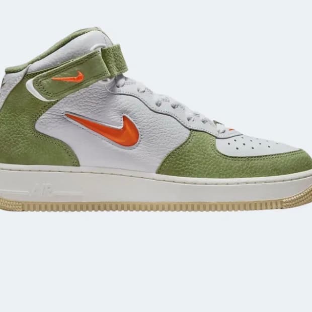 나이키 에어포스 1 미드 '07 QS 올리브 그린 앤 토탈 오렌지