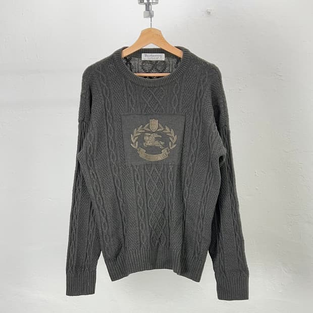 버버리 다크 올리브 센터 월계수 로고 케이블 스웨터