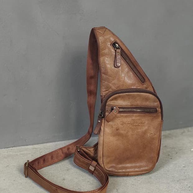 Tough Worker 가죽 슬링백 브라운