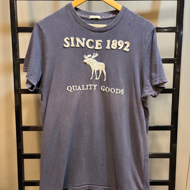 [M] 아베크롬비앤피치 SINCE 1892 무스 자수 반팔 티셔츠 네이비