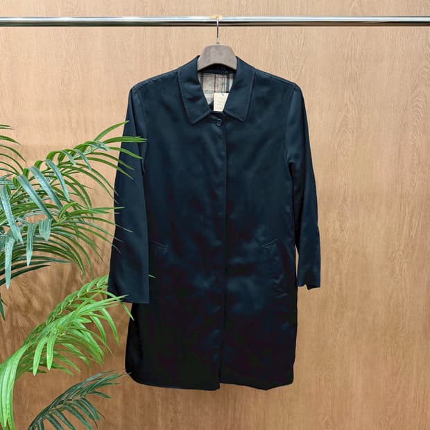 버버리 런던 클래식 싱글 맥코트 노바 체크 라이닝 히든 버튼 디테일 블랙