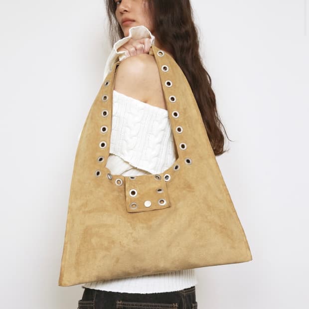 폴리수엠 아일렛 스웨이드 숄더백