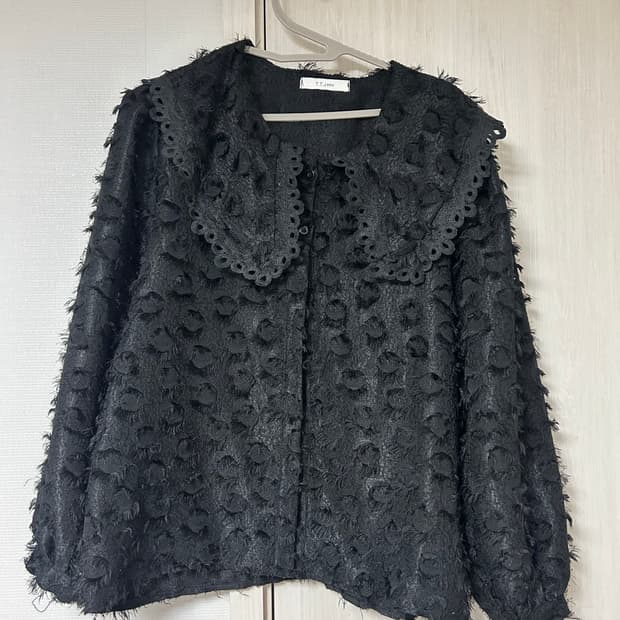 검정 털 블라우스