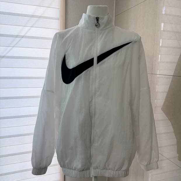 나이키 화이트 바람막이 점퍼 M