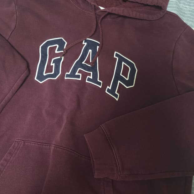 갭 대대장 버건디 후드티
