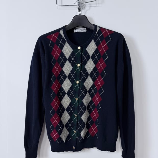 버버리 아가일 금장 가디건 