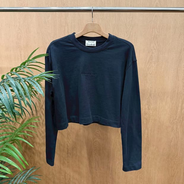 아크네 스튜디오 라운드넥 긴팔 크롭 맨투맨 로고 자수 디테일 블랙