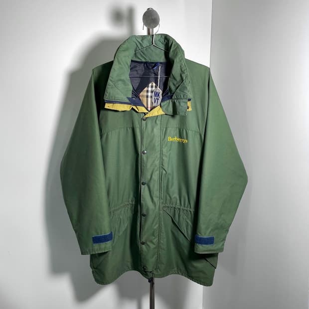 버버리 로고 스펠아웃 프린트 하프롱 자켓(국내 매장판)