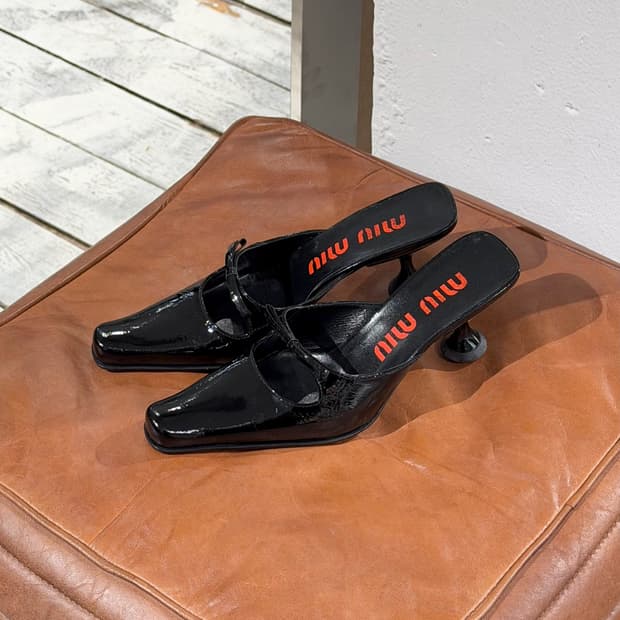 미우미우 블랙 리본 페이턴트 레더 샌들 뮬