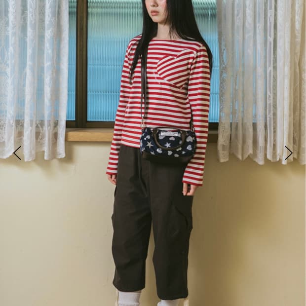 더뮤지엄비지터 하트 스트라이프 롱 티셔츠 롱슬리브