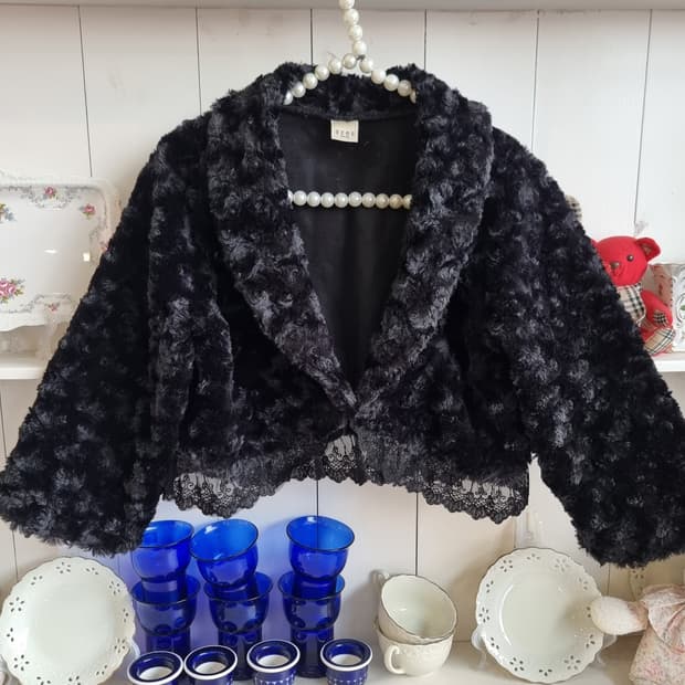 악세즈팜므(axes femme) 블랙 로즈 퍼 볼레로