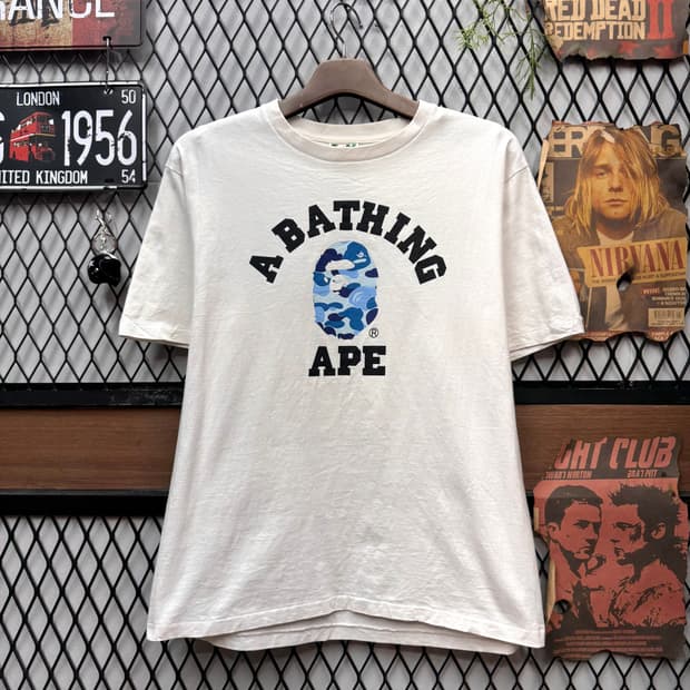 베이프 반팔 티셔츠 전면 카모 고릴라 로고 디테일 화이트