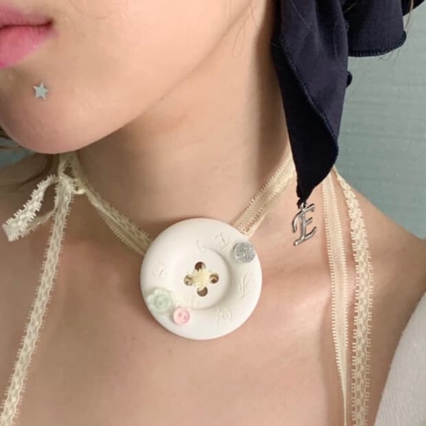 샵페어리 단추 레이스 목걸이 