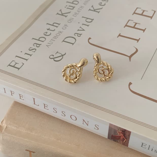 [ 디올 ]  디올 골드 로고 귀걸이