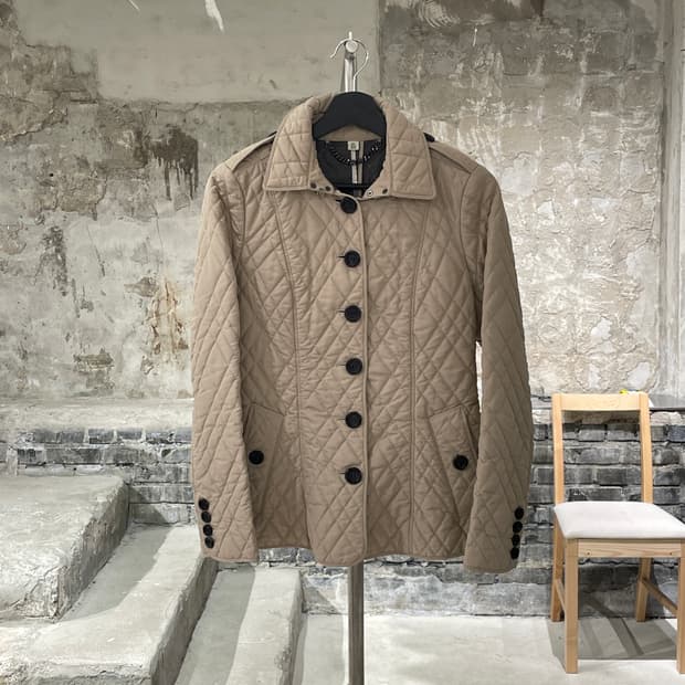 버버리 라이트 베이지 애쉬허스트 퀼팅 자켓