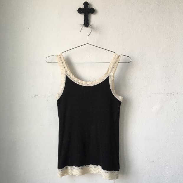 Lace trimming sleeveless