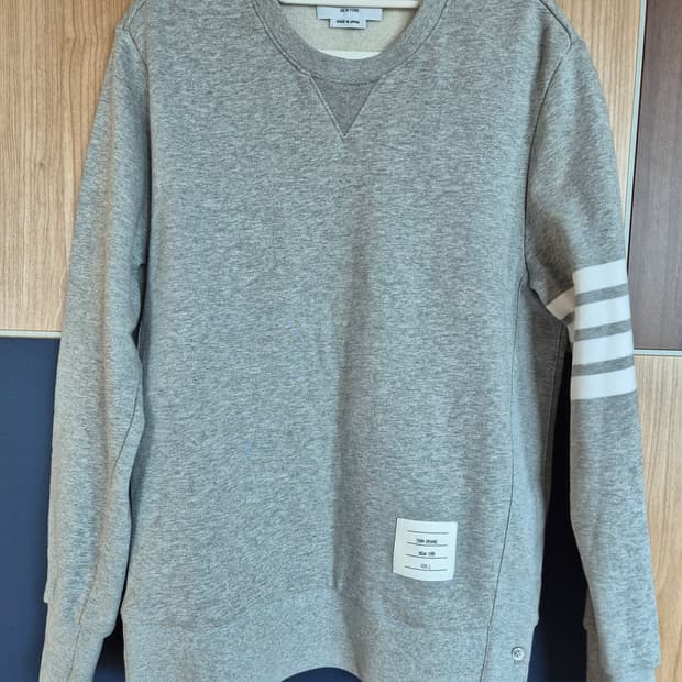 톰브라운 사선 맨투맨 그레이 2