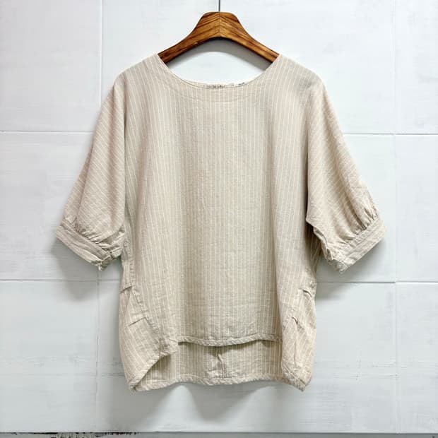 스트라이프 언발 셔링 러블리 모리 반팔 블라우스