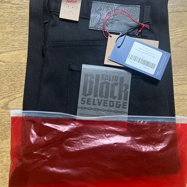 네이키드앤페이머스 스트롱가이 솔리드블랙 데님 33사이즈 새제품입니다. 택