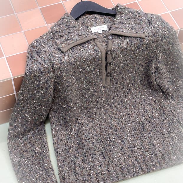 muted color collar buttons knit