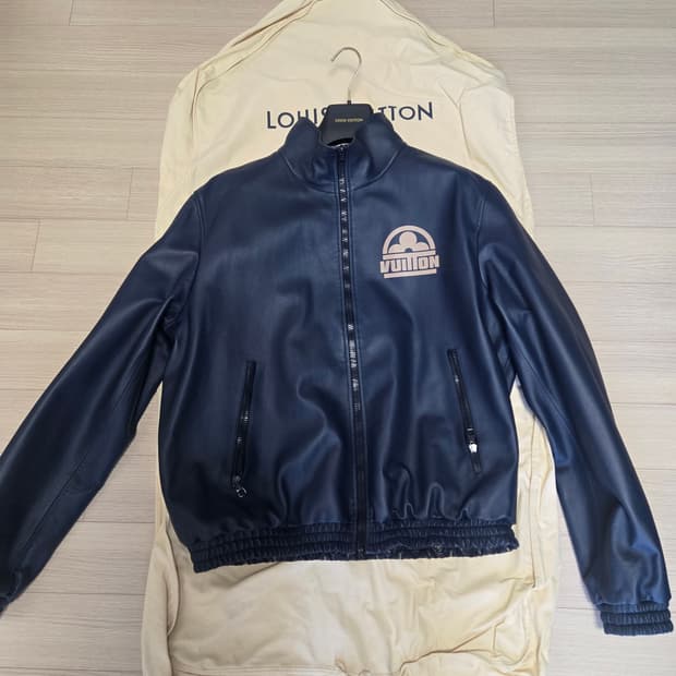 루이비통 23시즌 샌드 리버시블 믹스 레더 블루종 54 사이즈