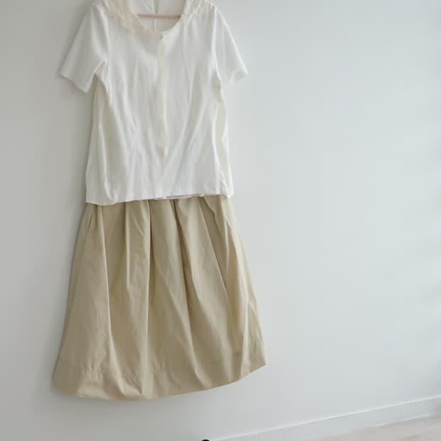 uniqlo 
• 베이지 핀턱 스커트