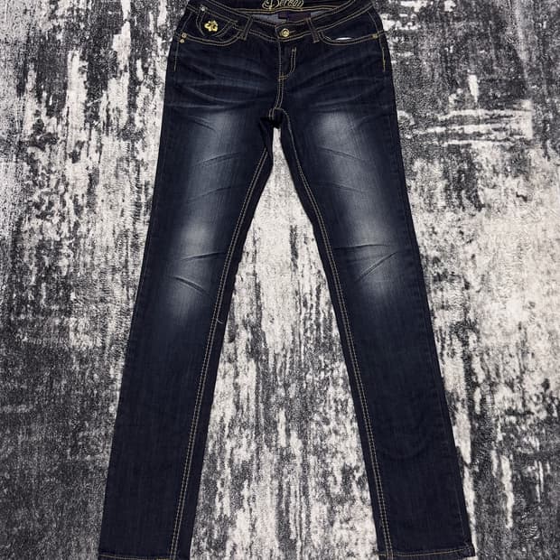 {Dereon} Gold Hardware Skinny Jeans 